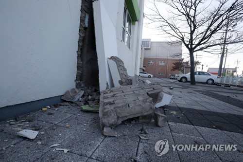 [포항 지진 한 달] ② 계속되는 여진에 불안…무너진 건물 등 항구 복구 언제