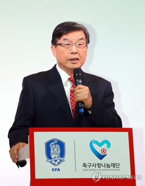 축사하는 이갑진 이사장