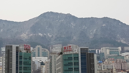 부산에 새벽 첫눈…고지대 도로 4곳 차량 통제(종합)