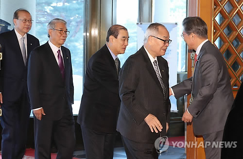 문 대통령, 대한노인회 간부 직접 영접
