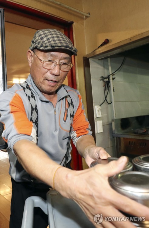 1천원 아침 백반 준비하는 김일춘씨