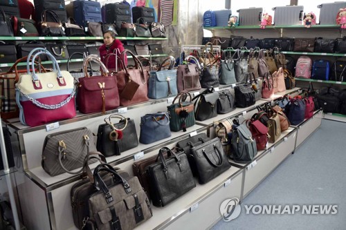 광복지구상업중심에 진열된 상품들