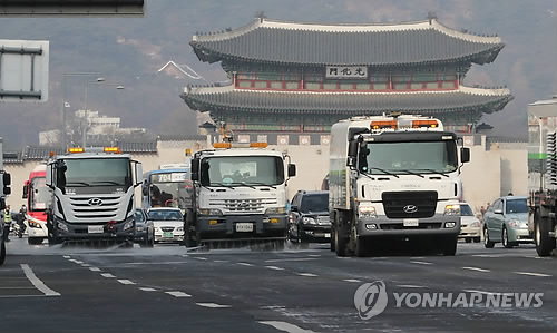 도로의 미세먼지를 씻어내라