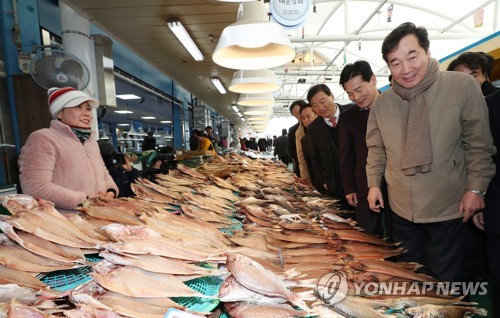 시장 둘러보는 이낙연 총리