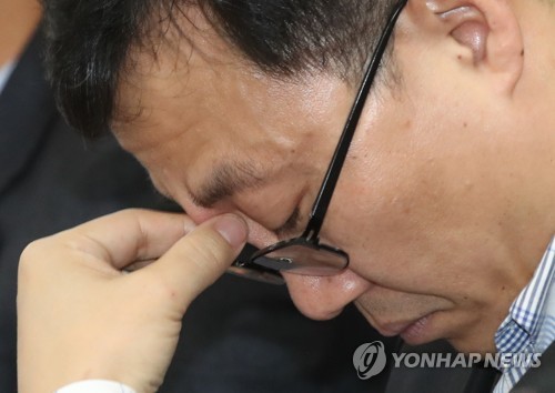고민하는 태양광 업체 관계자