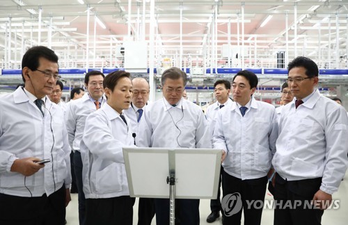 한화큐셀 생산라인 시찰하는 문 대통령