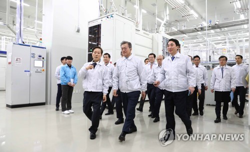 한화큐셀 생산라인 시찰하는 문 대통령