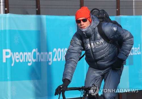 자전거 타고서 훈련장으로