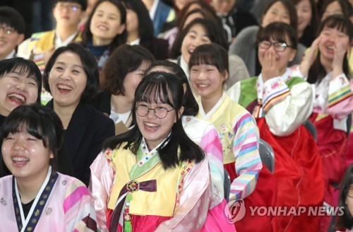 예쁜 한복입고 졸업