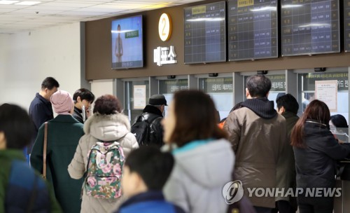 붐비는 고속버스터미널 매표소