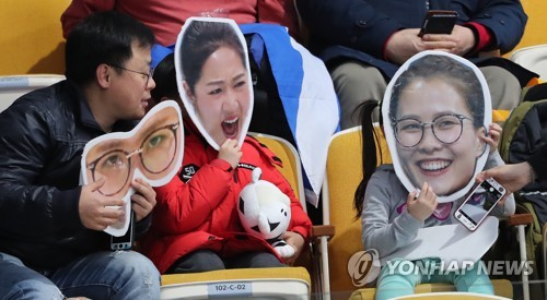 [올림픽] 컬링장에 등장한 김은정,김영미 가면 피켓