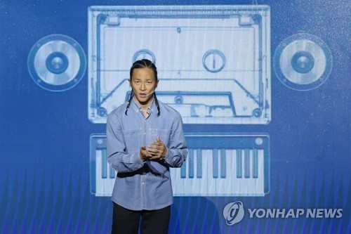 퍼포먼스 소개하는 팝핀현준