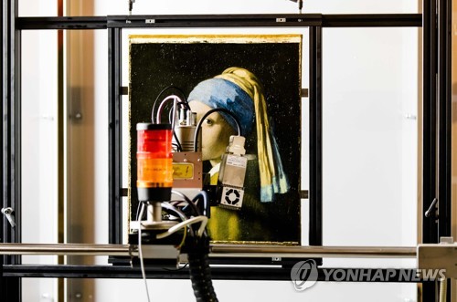 비밀의 문 열릴까…명화 진주귀걸이를 한 소녀 공개분석작업