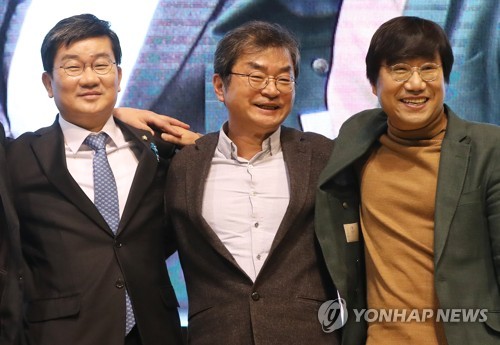 환하게 웃는 3철
