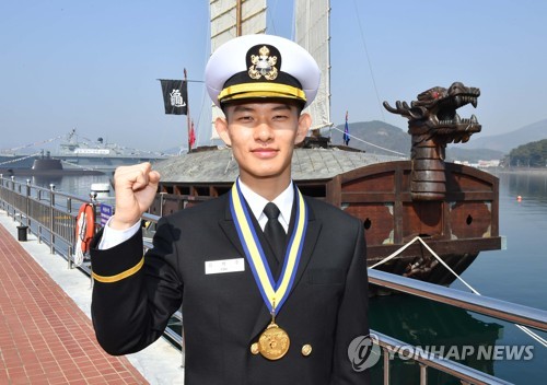 해군사관학교 72기 임관식…독도함·이지스함 도열