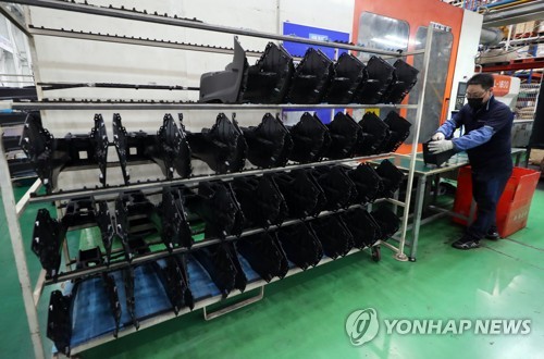한국GM 차량 내장재 생산하는 근로자들