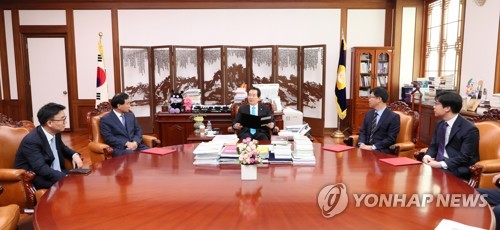 국회윤리심사위원과 대화하는 국회의장