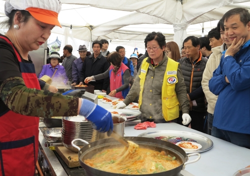 청산 생선국수 축제 대박…이틀간 1만여명 몰려