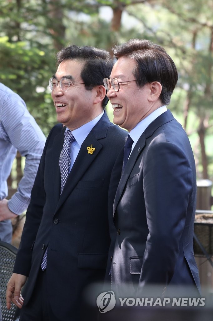함께 웃는 이재명 경기도지사 후보와 양기대 전 광명시장