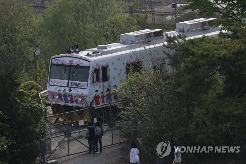 임진각 지나는 경의선 열차