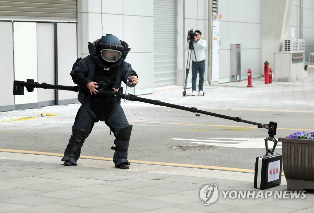 폭발물 제거 훈련하는 경찰특공대