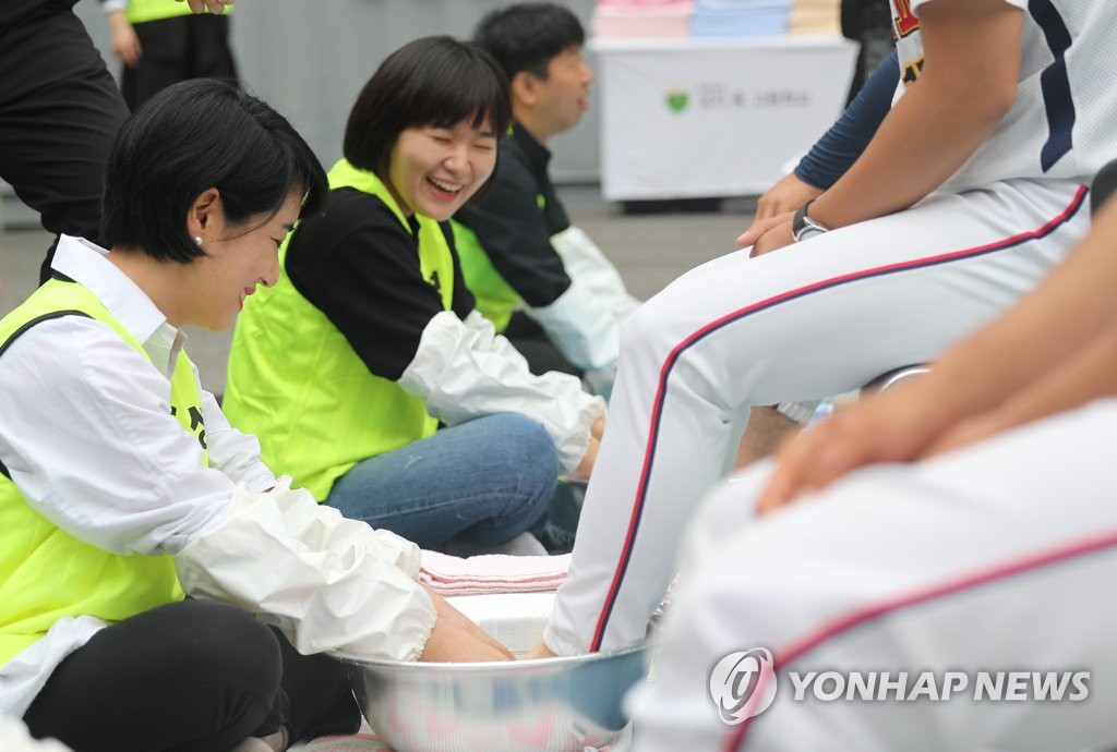 웃음꽃 피우는 성지중고 제자사랑 세족식