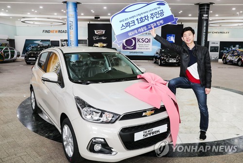 쉐보레, 대리점 방문 이벤트 첫 당첨자에 스파크 전달