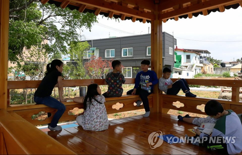 완도에 들어선 어린이 전용 정자