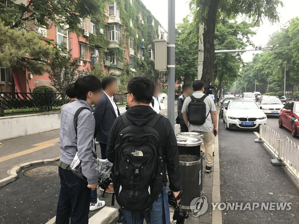 주중 북한대사관 영사부 앞 취재진