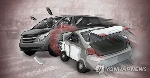 영천 교차로 승합차·승용차 충돌…어린이 등 10명 부상