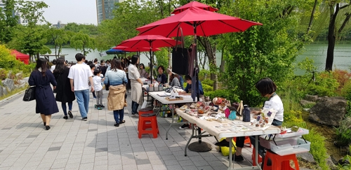 석촌호수 산책로서 매주 토요일 프리마켓