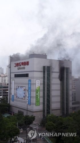 일산 그랜드백화점 불…인명피해 없어(종합)