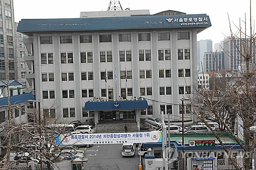 경찰이 경찰서 주차장에서 업무용 차 후진 중 7대 충돌