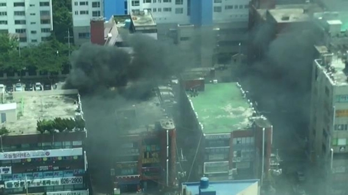 부산 상가건물 부속 창고서 화재…이용객 대피