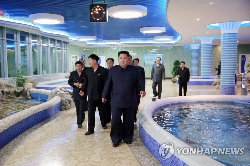 북한 김정은, 새로 건설된 대동강수산물식당 시찰