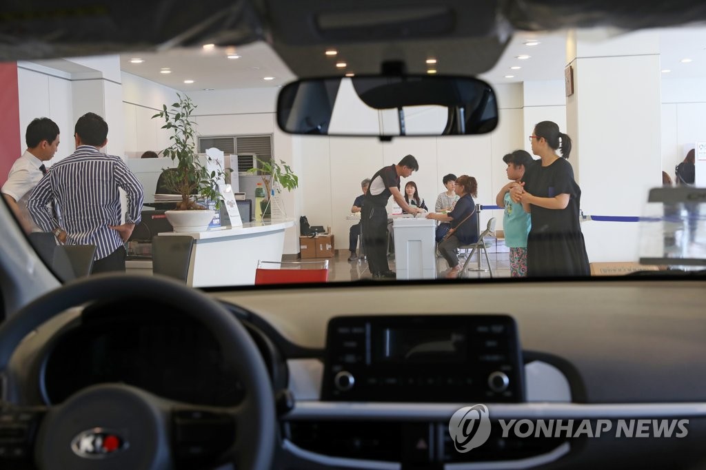 투표소가 된 자동차대리점