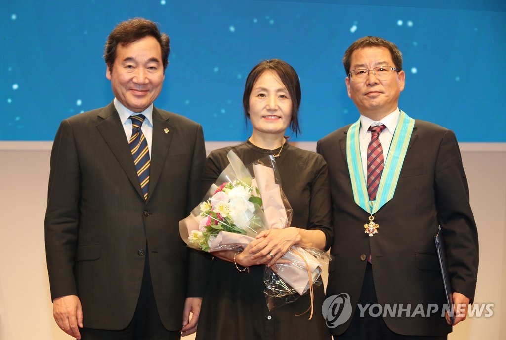 이낙연 총리, 건설의 날 유공자들과