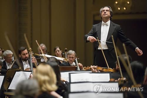 세계적 지휘자 무티, 관객 기침소리에 공연 일시 중단