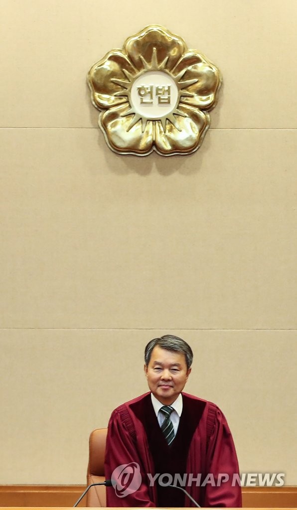대심판정 입장하는 이진성 헌재 소장