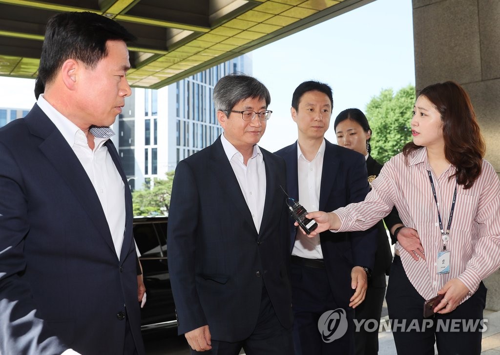 김명수 대법원장 '묵묵부답'