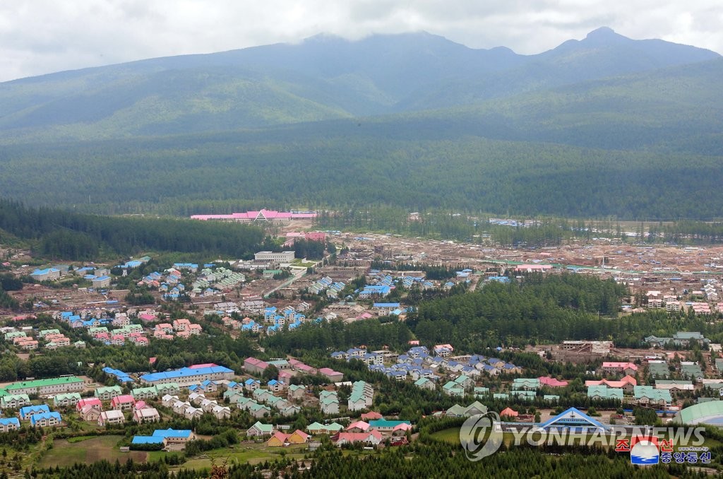 김정은 위원장, 삼지연군 생산현장 건설현장 시찰