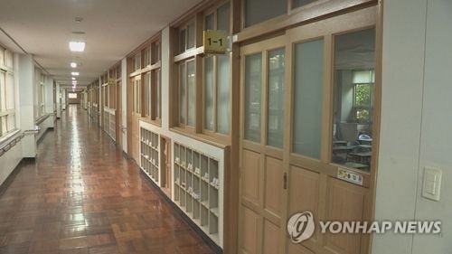 중학교 교사 휴게실서 불…인명피해 없어