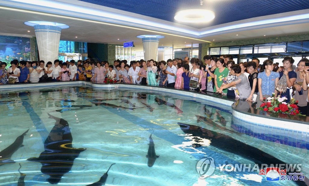 북한 평양대동강수산물식당 수족관