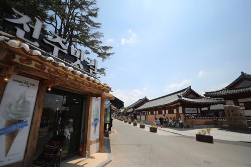 [르포] 사람 잡는 폭염에 관광객 뚝…전주한옥마을 직격탄