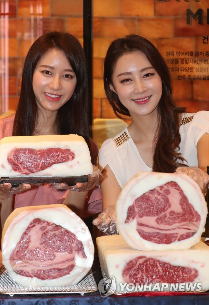 우지방 속에서 숙성된 한우 맛보세요