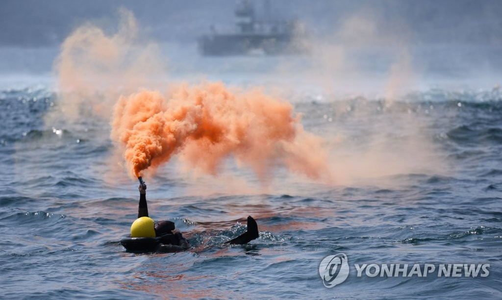 구조 신호탄 쏘는 공군 조종사