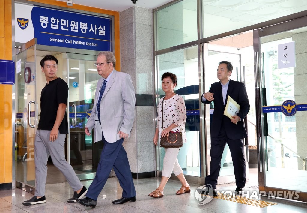남대문경찰서 들어서는 BMW 차주들