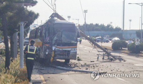 제주서 관광버스가 전봇대 들이받아…30가구 한때 정전