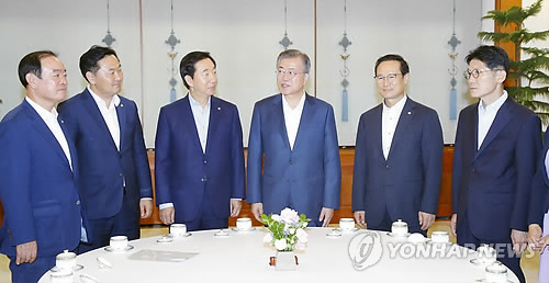 문대통령-여야 5당 원내대표 오찬…오색비빔밥 메뉴 협치강조(종합)