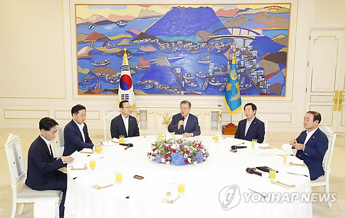 문대통령-여야 5당 원내대표 오찬…오색비빔밥 메뉴 협치강조(종합)